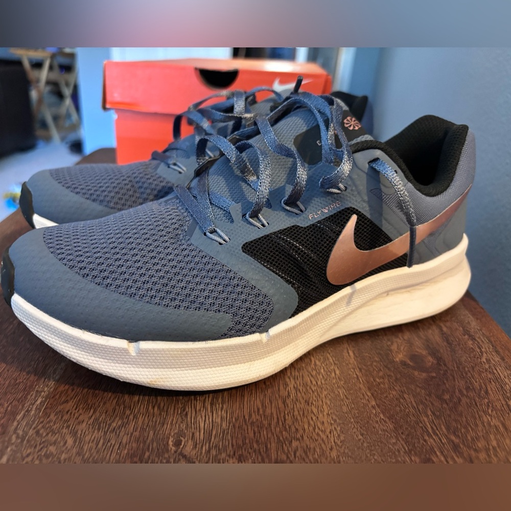 Nike Run Swift 3 Blue and Black Sneakers with Bronze Swoosh Women’s 9